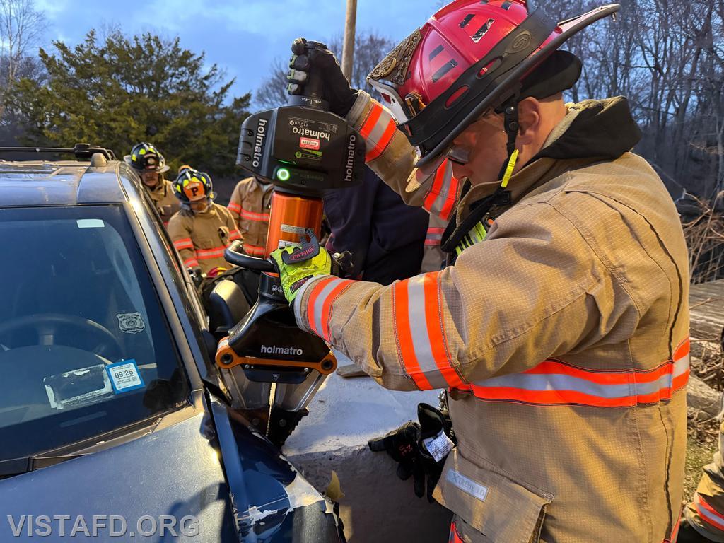 Captain Marc Baiocco operating the spreaders during a patient extrication - 04/06/26