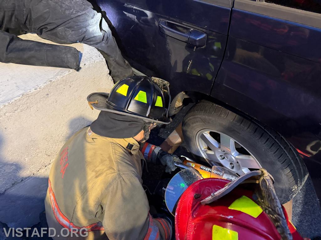 Firefighter/EMT Candidate Pietro Cipriano utilizing the hydraulic ram during a patient extrication - 04/06/26